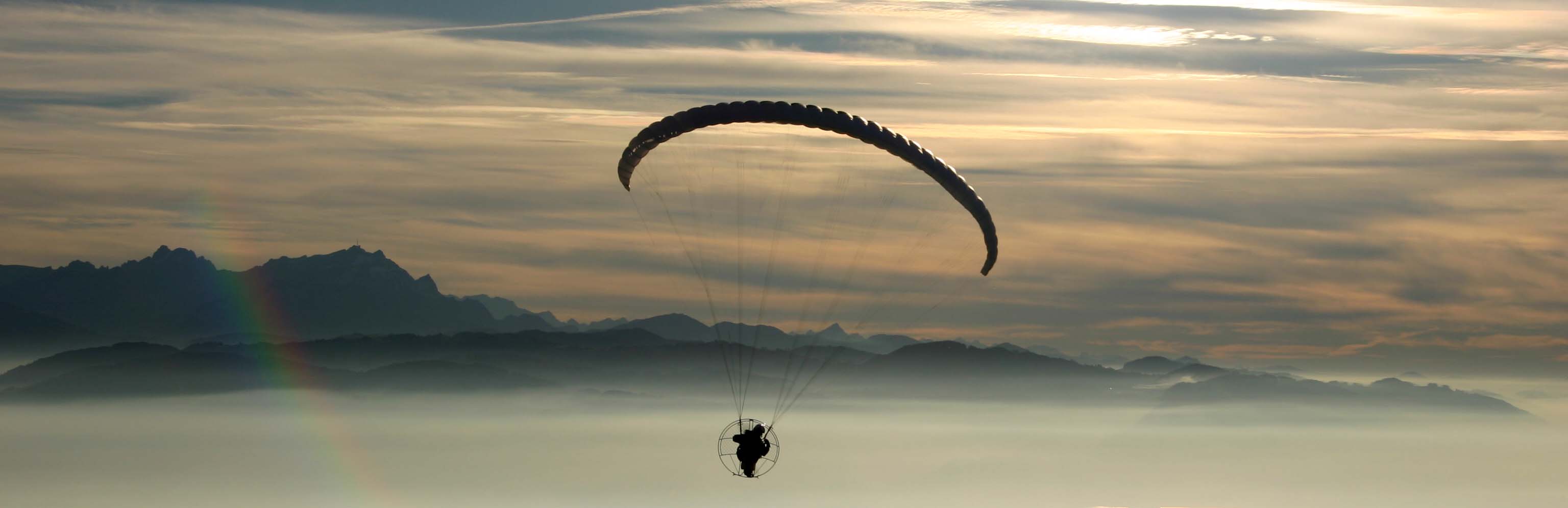 flug mit dem motorschirm über dem Bodensee mit Nebel