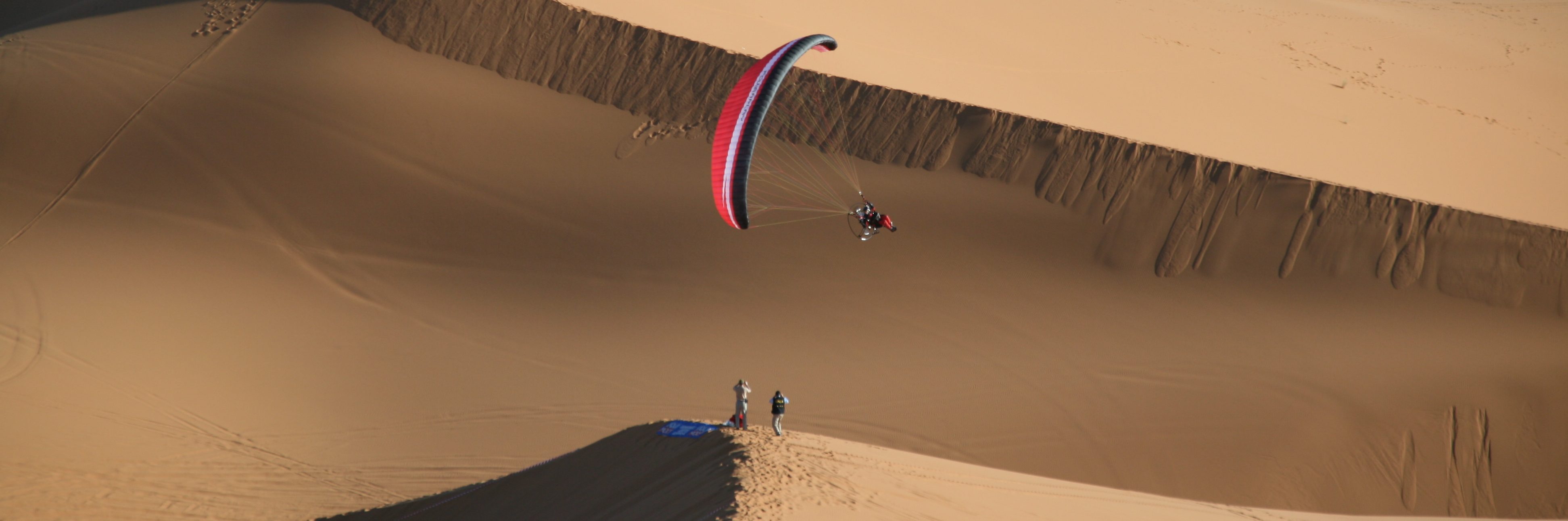 paramotor fliegen, motorschirm in der wüste