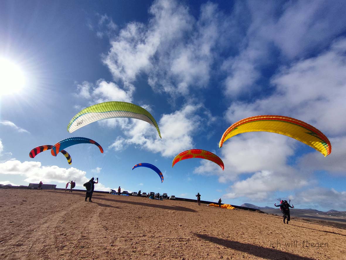 verschiedene Gleitschirmmarken
