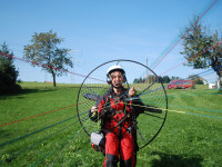 Motoschirmausbildung Motorgleitschirmpilotin hat spaß