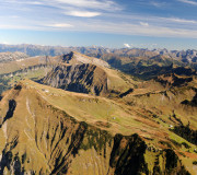 die Allgäuer Alpen im Herbst von oben aus der Vogelperspektive.