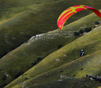 paragleiten castelluccio paragleiter fliegt in castelluccio