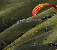 paragleiten castelluccio paragleiter fliegt in castelluccio