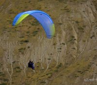 Dominik und unser Hans (Drachenpilot) landen mit dem Tandem, nach einem Thermikflug über den Mt.Vettore